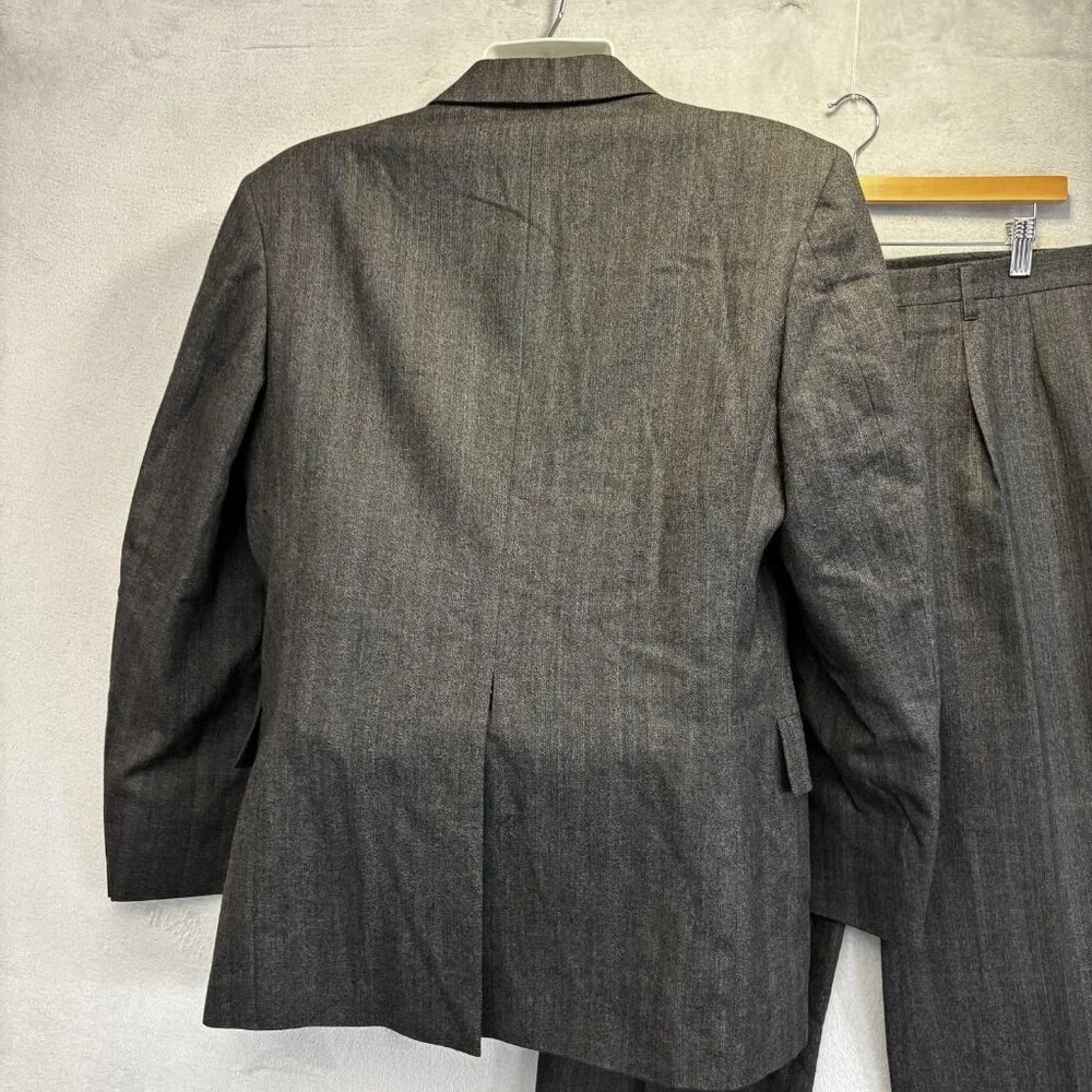 Vintage USA Made Wool Suit Mens 42R 35x30 Gray Pinstripe Jacket Pleated‎ Pants